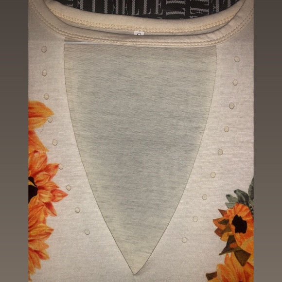 Sunflower Blouse 🌻 - Picture 4 of 10